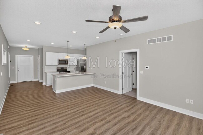 Building Photo - 5638 Fernwood Dr