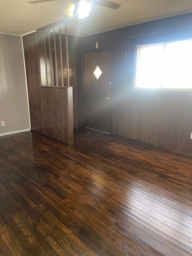 Building Photo - Move in Special! $200 off First Month! Adorable 2 Bedroom with 2 Car Garage Close to Hospitals an...