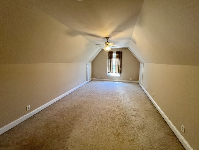 Building Photo - 3BR 2.5BA + Bonus Executive Townhome Near MTSU, FREE Lawn Care!