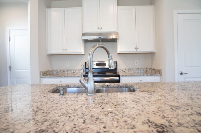 Building Photo - 4 Bedroom, 2.5 Bath Home w/ Fenced Backyard and 2 Car Garage