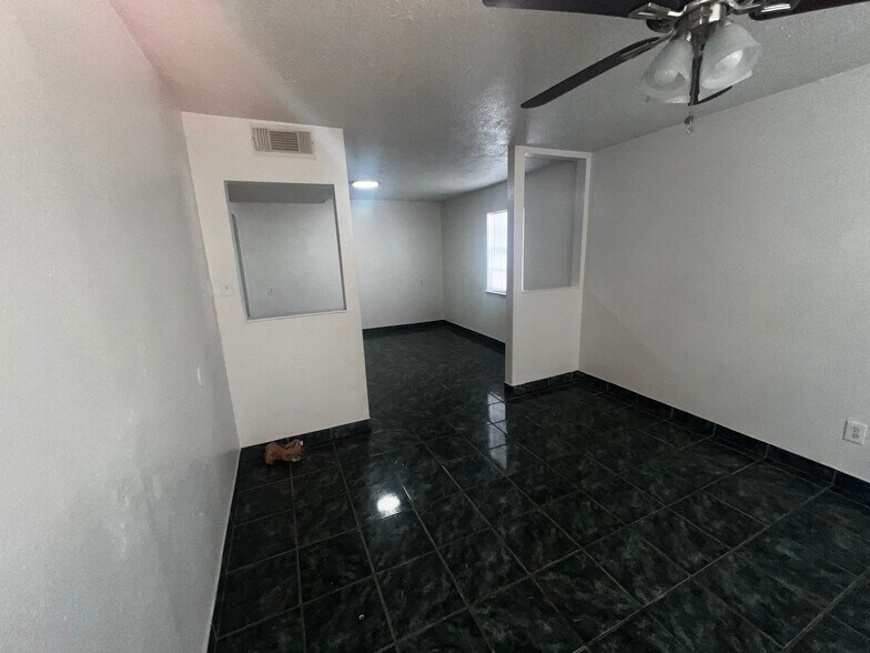Building Photo - 525 Spring Dr