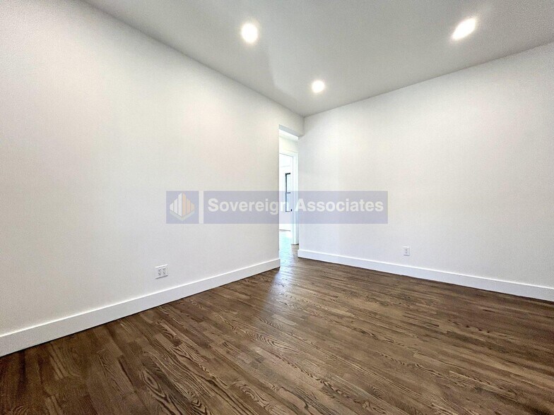 Building Photo - 45 Tiemann Pl
