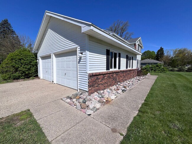 Building Photo - Updated Two Bedroom Duplex in Jenison!