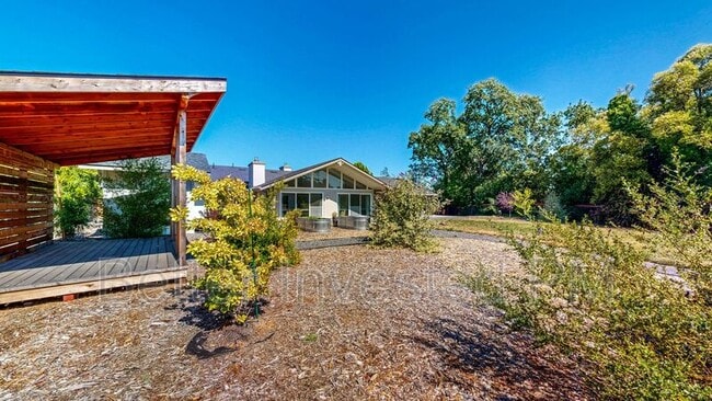 Building Photo - 475 Country Club Dr