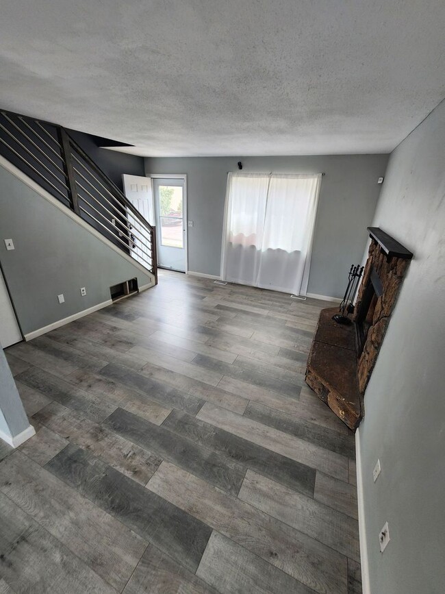 Building Photo - Welcome To This Beautifully Updated 2 Bed Townhome