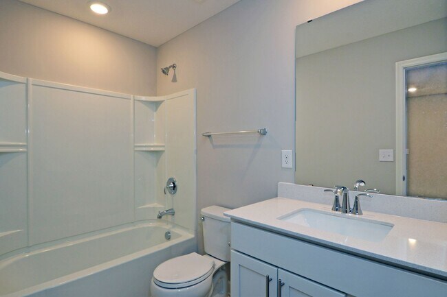 Building Photo - Beautiful 3-Bed 3-Bath Townhome in Blaine!