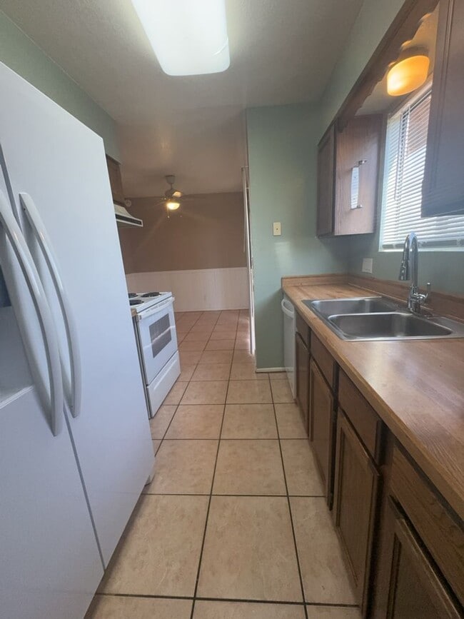 Building Photo - Available now! 2 Bedroom Condo!!!