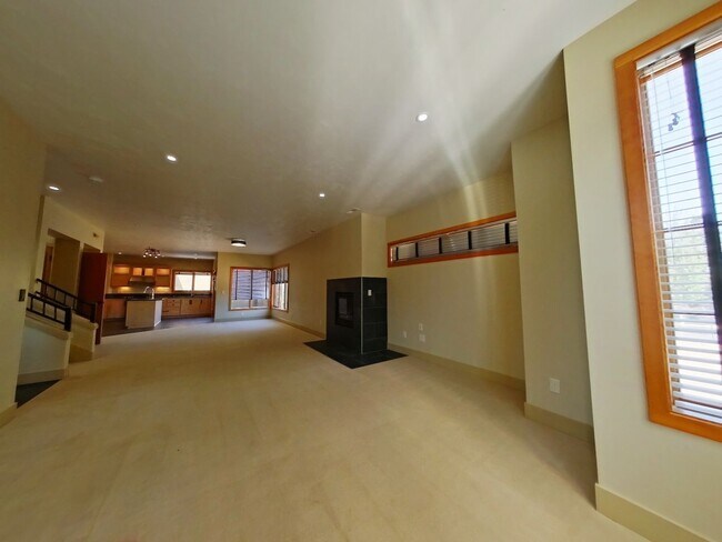 Building Photo - 2844-2854 Lord Byron Place