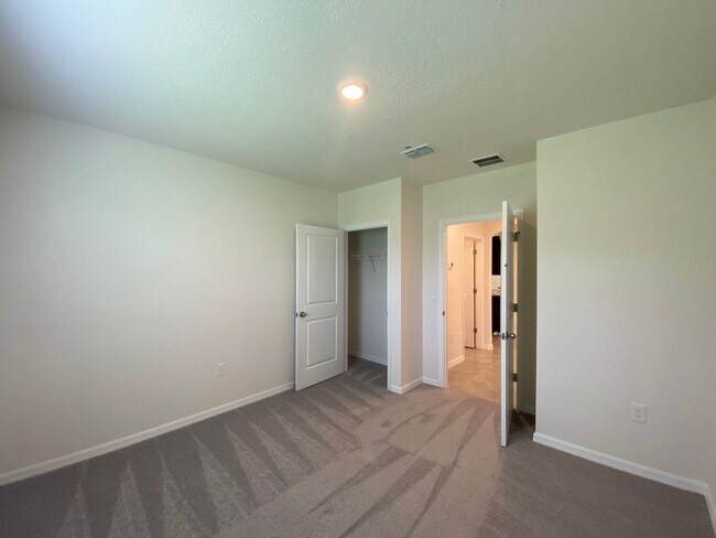 Building Photo - Desirable SE Ocala Neighborhood - Lake Dia...