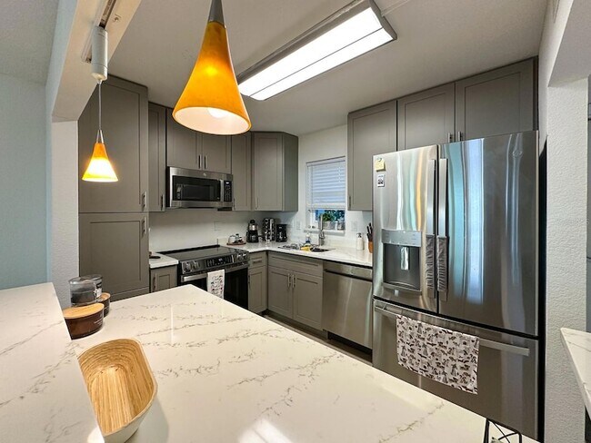 Building Photo - 7920 Sun Island Dr S