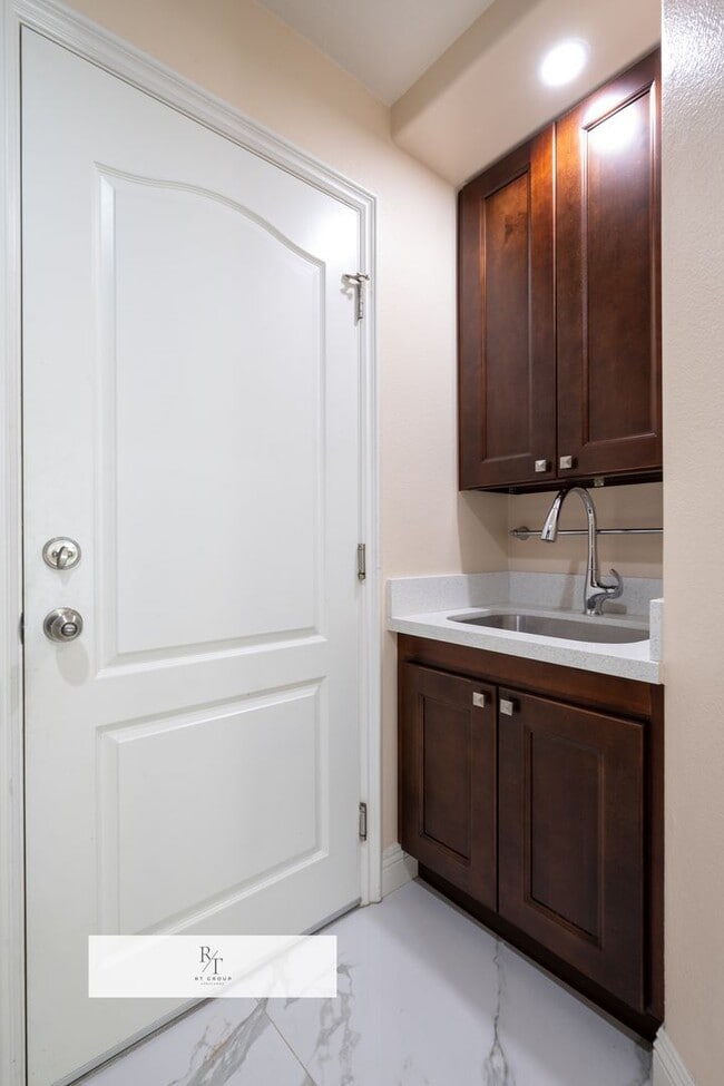 Building Photo - Stunning Remodeled Home in Walnut Valley U...