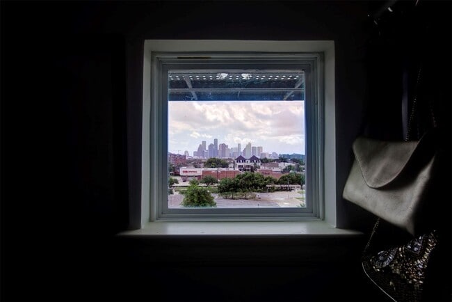 Building Photo - 1010 Rosine St