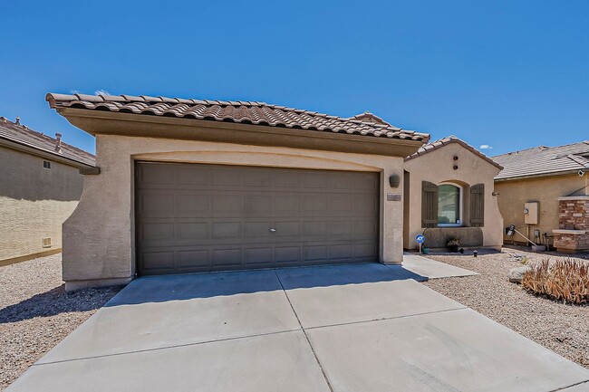 Building Photo - 3 Bed 2 Bath - New Kitchen Appliances\Carp...
