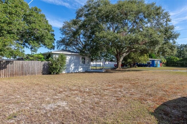 Building Photo - 2900 Leslee Lake Dr N