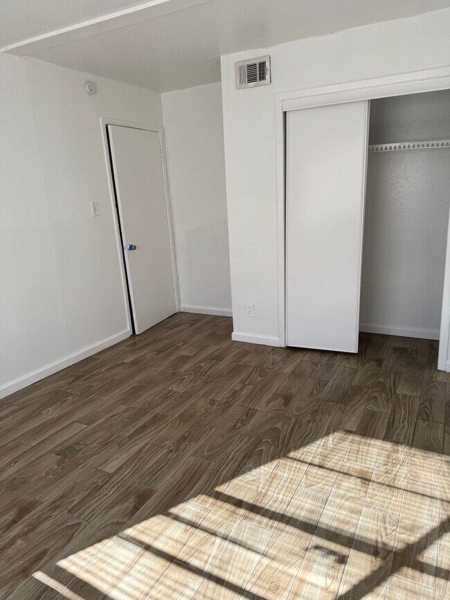 Building Photo - 3 bed, 2 bath, second floor condo
