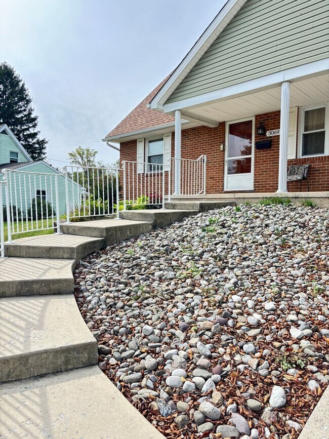 Building Photo - Spacious 3br Home for rent located in Whit...