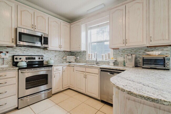 Building Photo - Furnished Home in NMB with Pool and Hot Tub