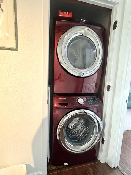 Building Photo - 1631 Eastridge Dr