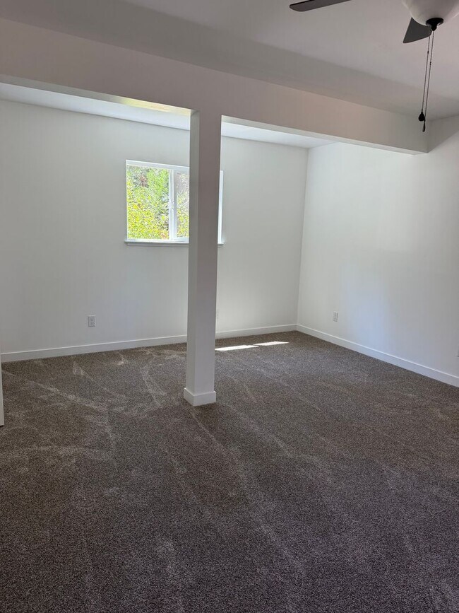 Building Photo - Pioneer Duplex with MOST UTILITIES PAID!