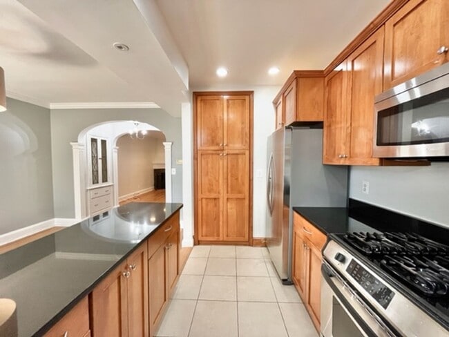 Building Photo - Great 4 BR 3 BA townhouse in great quiet s...