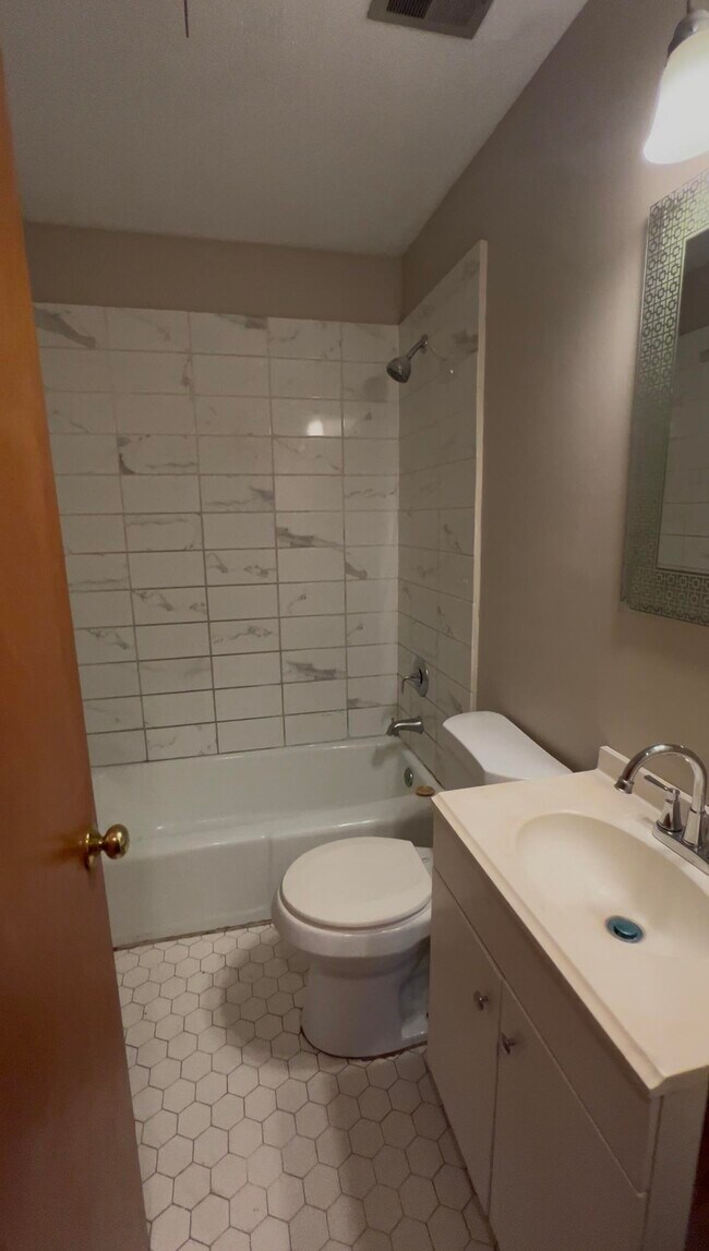 Building Photo - 3611 Naylor Dr