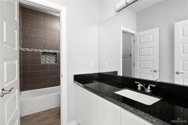 Building Photo - 10 Valeria St