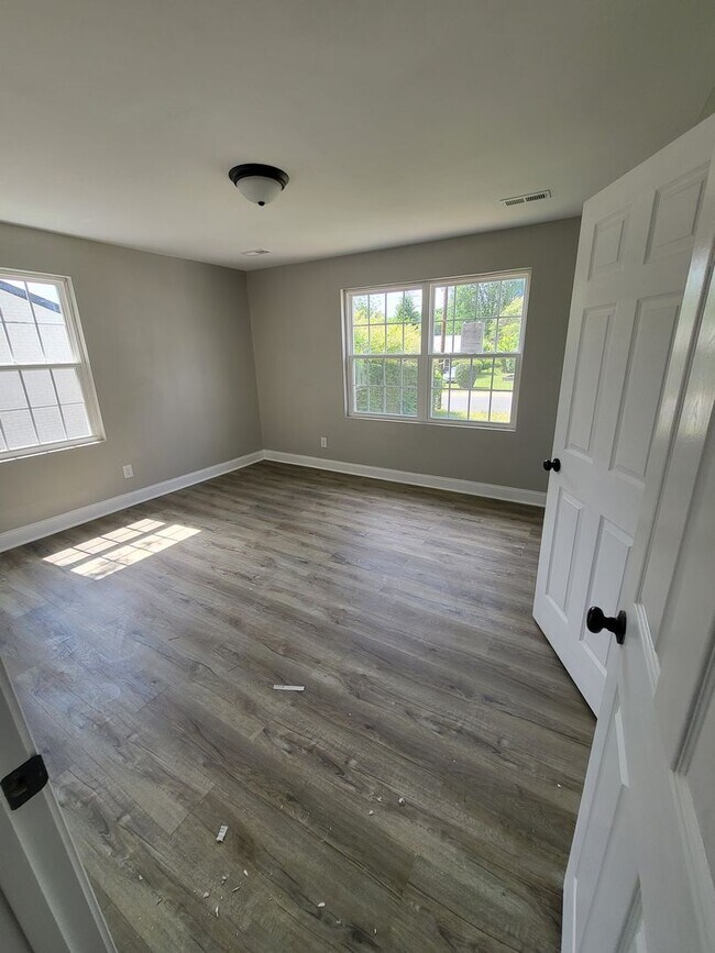 Building Photo - Remodeled 3BR home minutes from Uptown Cha...