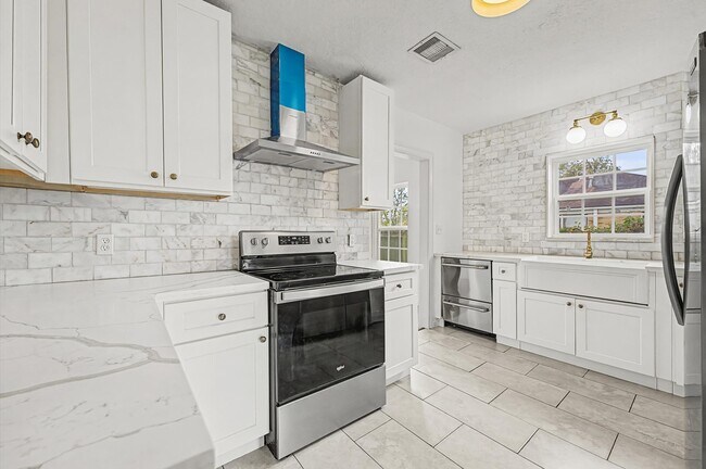 Building Photo - 511 Joyce St