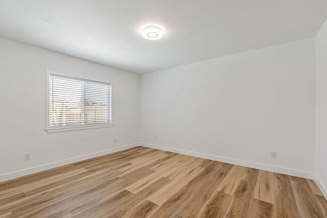 Building Photo - Beautifully Maintained 3-Bedroom Home l Hu...