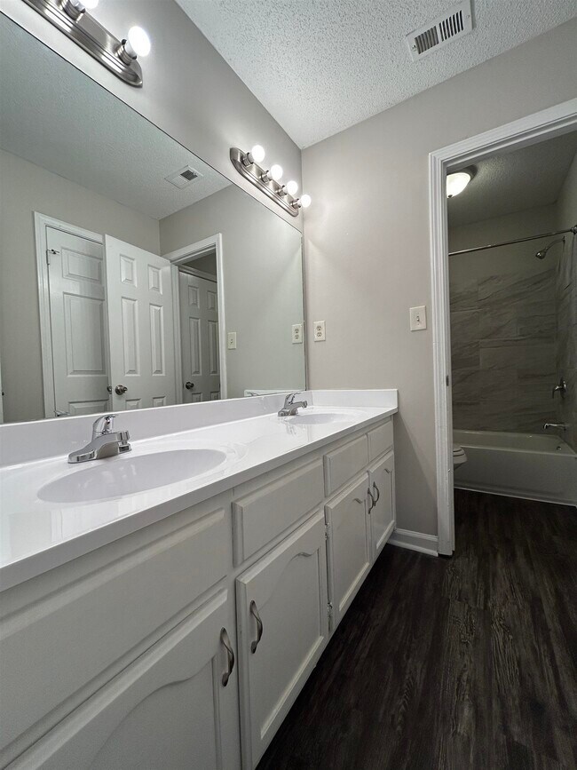 Building Photo - 7610 Bridelwreath Dr