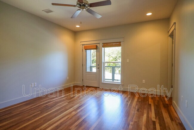 Building Photo - 15 Palm St