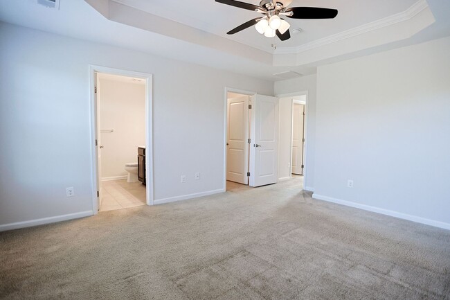 Building Photo - Move-in ready Townhome in Wenworth Green C...