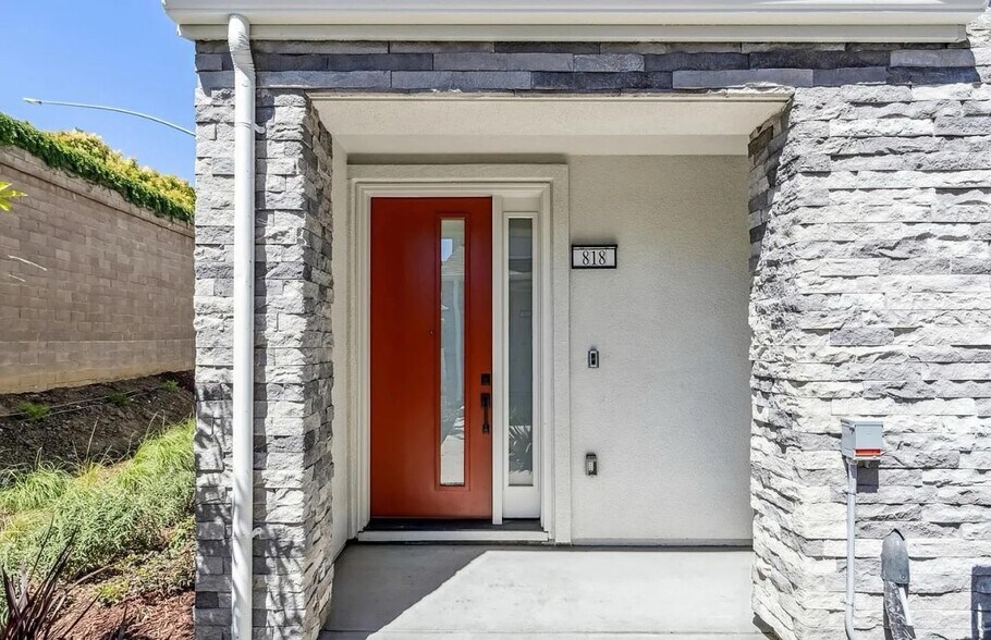 Building Photo - 818 Redberry Way