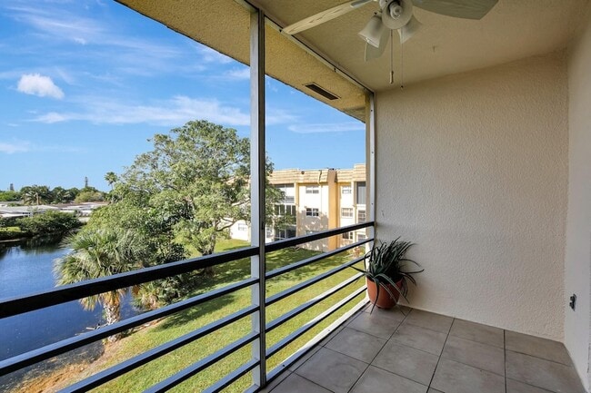 Building Photo - 8225 Sunrise Lakes Dr N