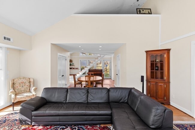 Building Photo - 303 Henderson St