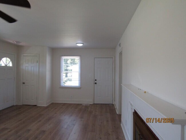 Building Photo - 608 13th Ave S