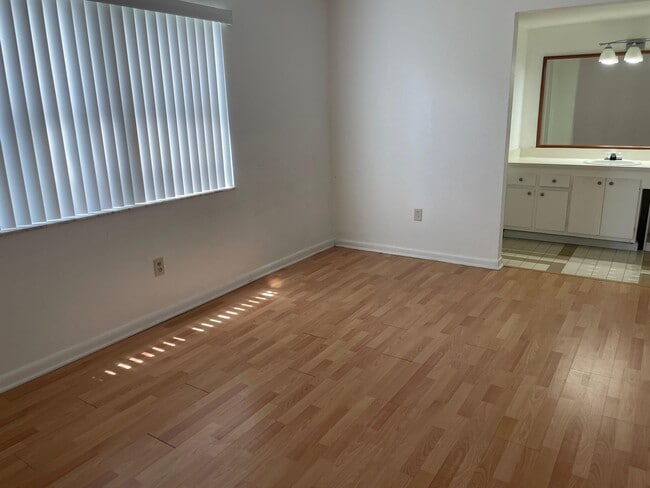 Building Photo - 10762 La Placida Dr