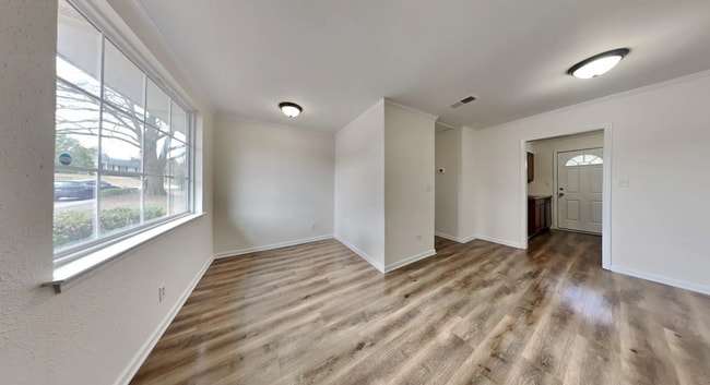 Building Photo - Woodland Terrace – Newly Renovated Home in Prime Downtown Location!