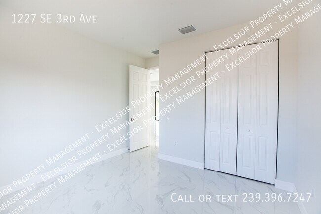 Building Photo - 1227 SE 3rd Ave