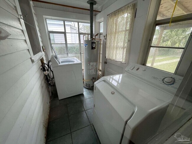 Building Photo - 1310 E Strong St