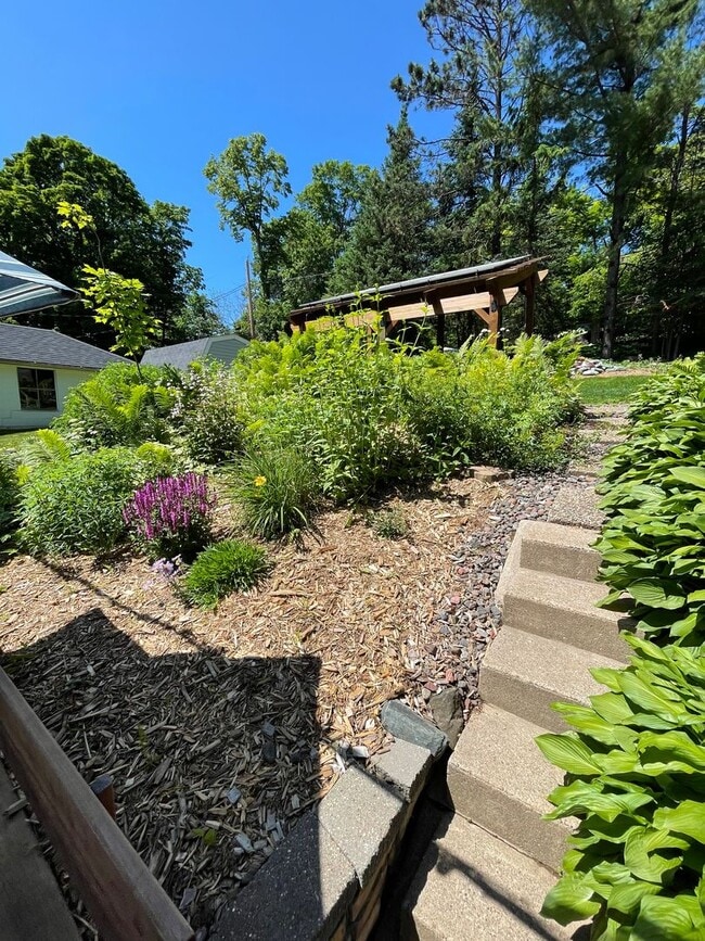 Building Photo - AVAILABLE AUGUST 1ST - Beautiful Single Fa...