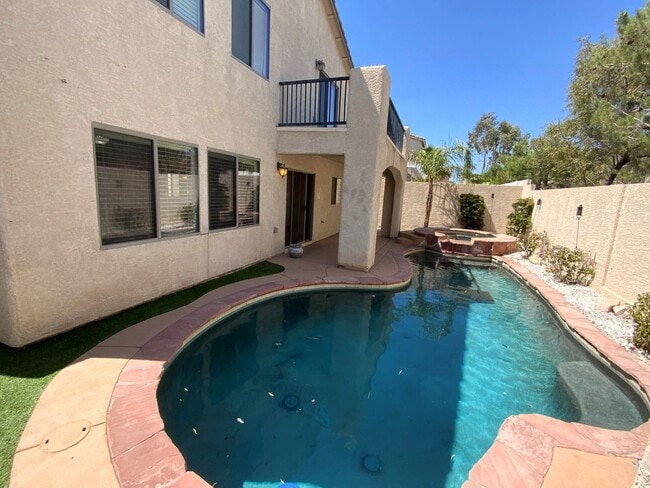 Building Photo - SUPER UPGRADED 3BD/2.5BA HOME W/ POOL/SPA!!