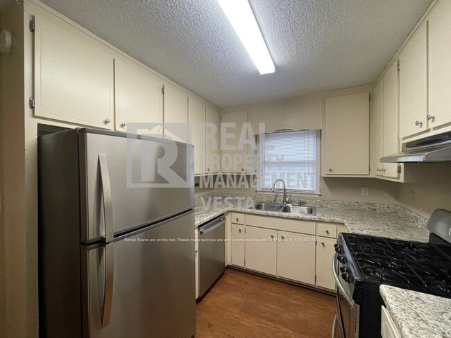 Building Photo - 402 Steeplechase-