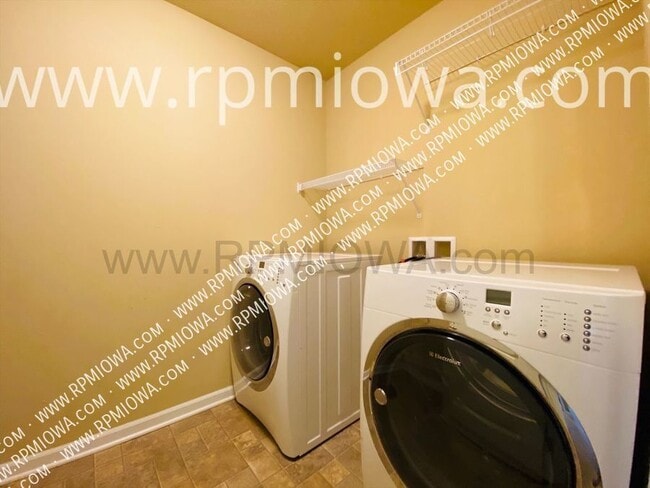 Building Photo - 9065 Greenspire Dr