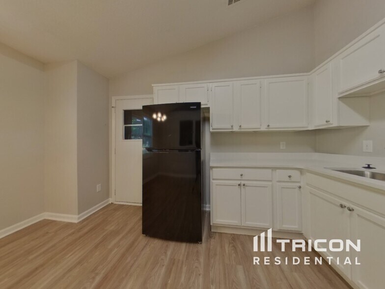 Building Photo - 6617 Flat Rock Dr