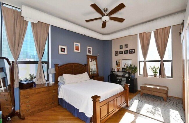 Building Photo - 910 S Michigan Ave