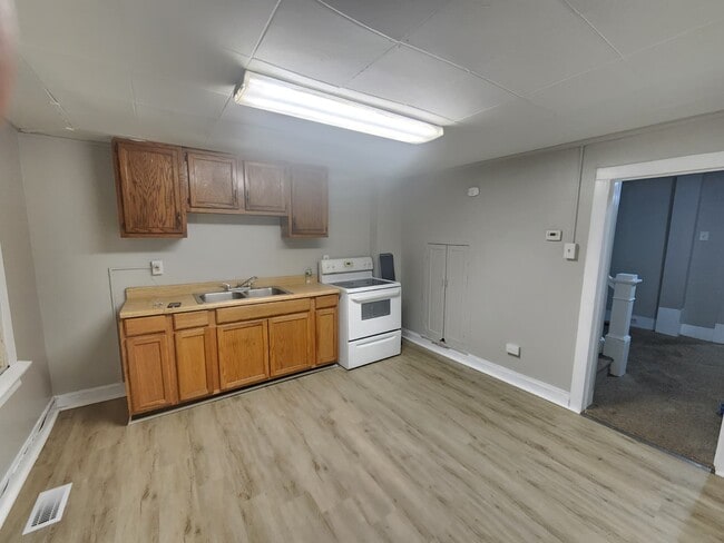 Building Photo - 778 W Main St