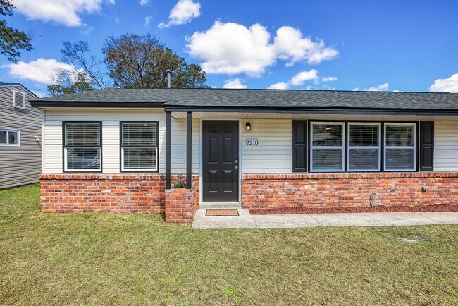 Building Photo - 2210 N Fernwood Dr
