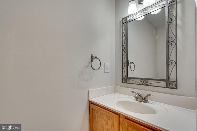 Building Photo - 3 Bedroom 3.5 Bath 3 Level Townhome in Germantown