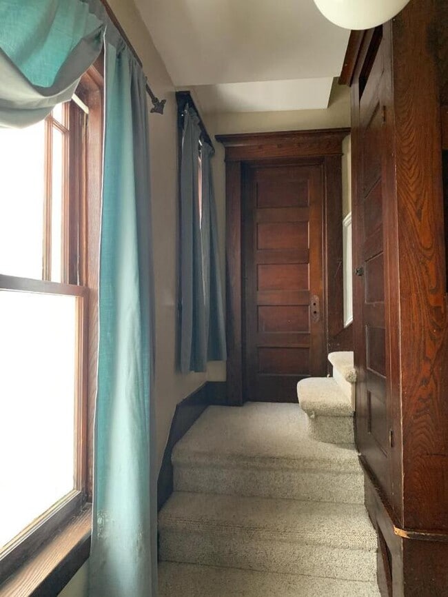 Building Photo - Gorgeous 4 bedroom 2 bath house with one s...